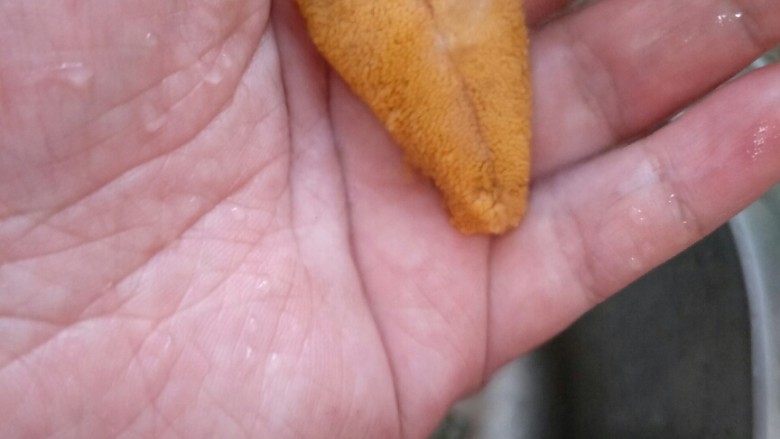 海胆蒸鸡蛋糕,水用小水流冲洗,去掉内脏,水流大了也容易碎