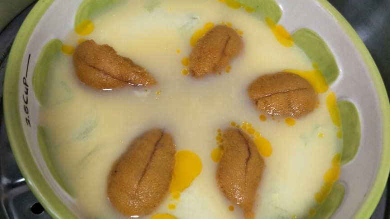 海胆蒸鸡蛋糕,再把海胆肉放上面,继续蒸10分钟
