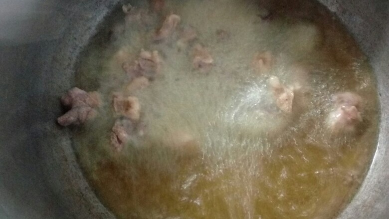 新疆碎肉抓饭,羊肉丁放进去炸成金黄色,接着放洋葱丁炒香