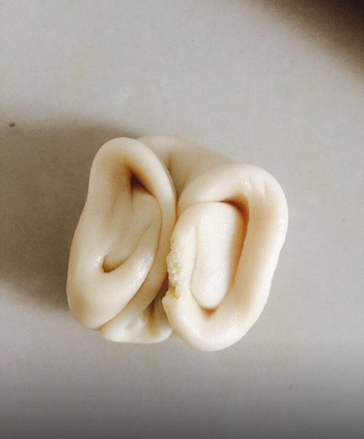 蛋黄酥,醒好后,取一个面团从中间压一下