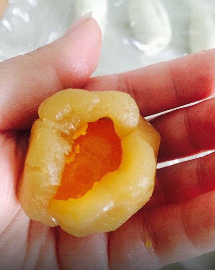 蛋黄酥,乘醒发的时间 蛋黄用馅料包好