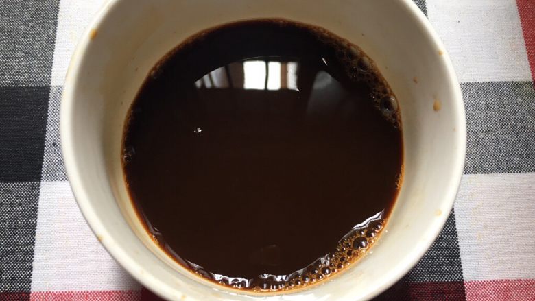 咖啡戚风蛋糕,将咖啡粉,热水和力娇酒混合均匀