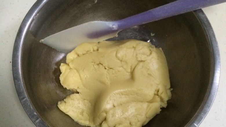 桃酥饼干,用刮刀翻拌均匀,直至无干粉状态。