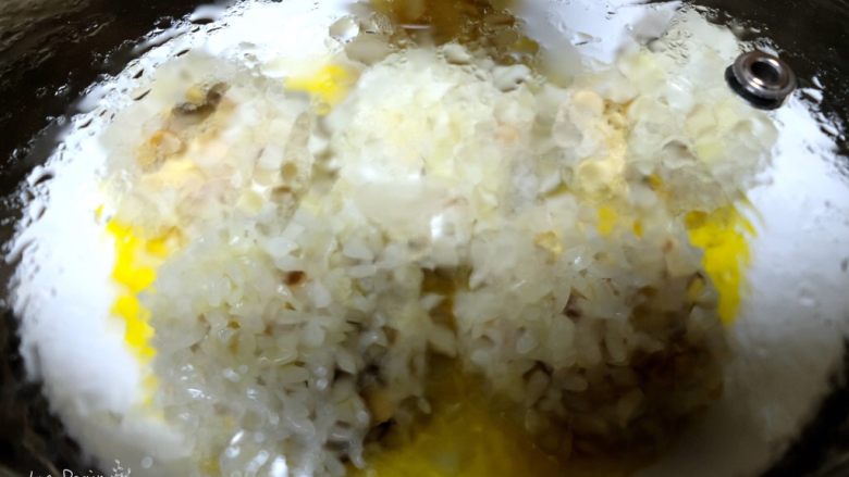 咸蛋黄时蔬珍珠丸子,蒸15-20分钟左右。
根据丸子多少和肉丸的厚薄适当调整。
看我蒸的蛋黄油都流出来了。
蒸完如果不是马上吃就不要打开,
容易风干,可以在锅里焖一会。