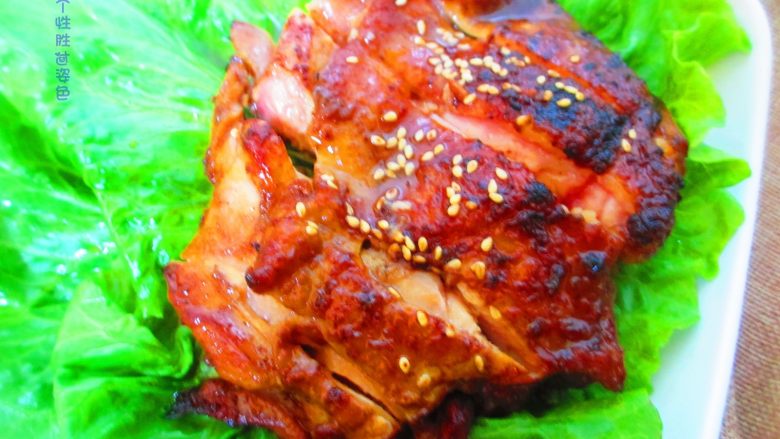 碳烤鸡腿肉,鲜嫩的无骨鸡腿热腾腾端上桌外皮酥脆、肉质鲜嫩多汁,堪称美味