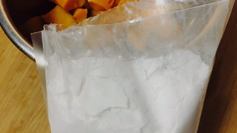 Q弹南瓜饼,取出蒸好的南瓜,晾凉,加入木薯粉与白砂糖。