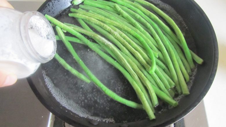 肉末橄榄菜炒豆角,烧锅开水, 放入少许盐和几滴油, 将<a style='color:red;display:inline-block;' href='/shicai/ 3639'>豆角</a>放入里面焯煮;