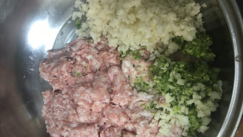 家常版肉圆,食材剁碎备用……