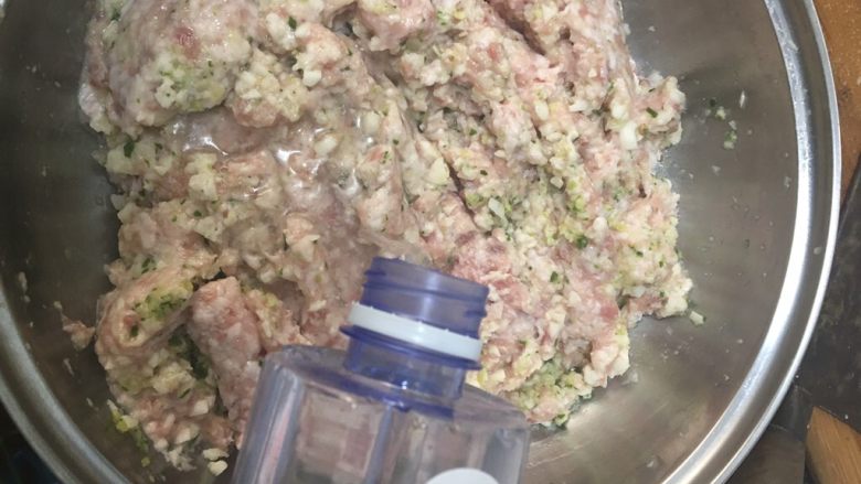 家常版肉圆,加入适量清<a style='color:red;display:inline-block;' href='/shicai/ 156925'>水</a>.........