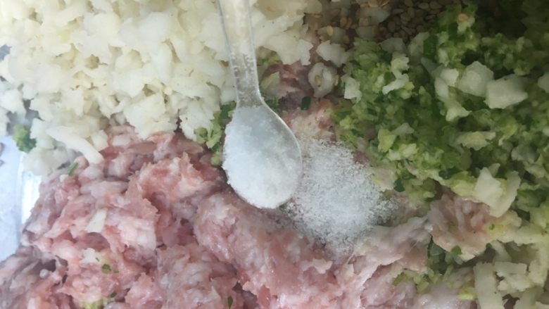 家常版肉圆,加入适量盐调味........