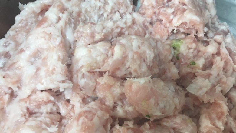 家常版肉圆,三分肥肉七分瘦肉剁成肉末，这时候有绞肉机就方便很多了……鸡肉也一并剁了.........