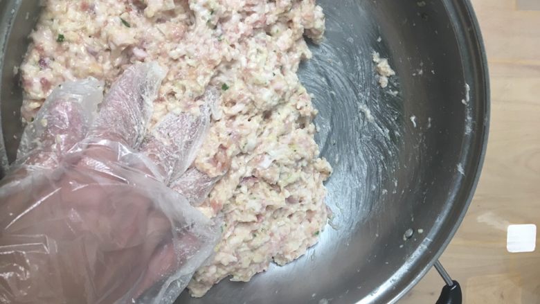 家常版肉圆,顺着同一方向继续搅拌，搅拌劲道.........不知道怎么才是上劲的话就多搅拌搅拌就好了……