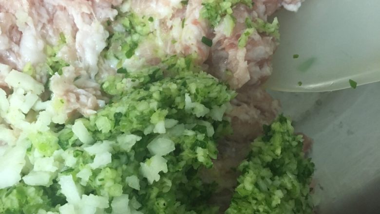 家常版肉圆,<a style='color:red;display:inline-block;' href='/shicai/ 3250'>葱</a>、<a style='color:red;display:inline-block;' href='/shicai/ 37'>姜</a>剁碎备用……