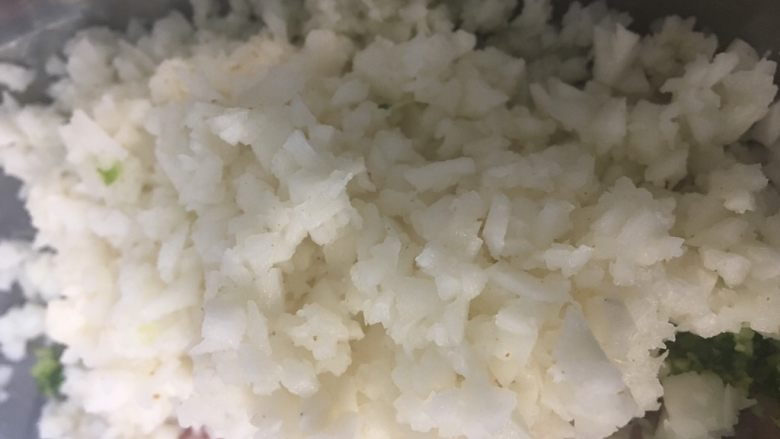 家常版肉圆,马蹄切碎备用……