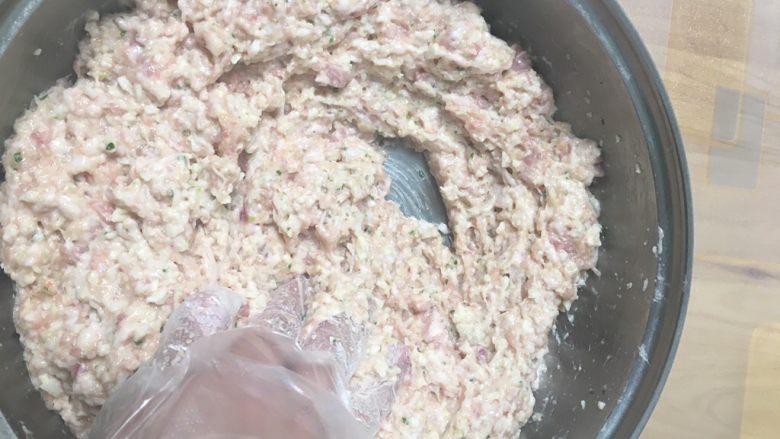 家常版肉圆,搅拌均匀……