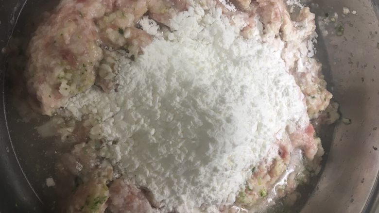 家常版肉圆,加入适量淀粉.........