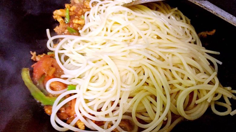 意大利面原来可以这样做,简单、营养、美味,加入意大利面,放<a style='color:red;display:inline-block;' href='/shicai/ 744'>五香粉</a>、盐,搅拌均匀,关火,加入生菜。