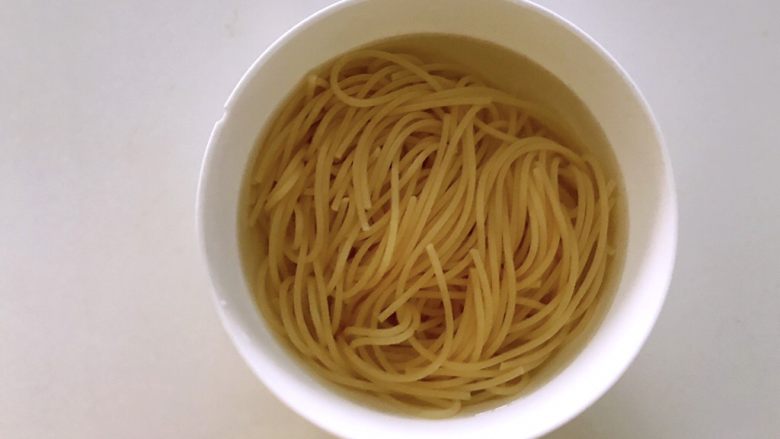 意大利面原来可以这样做,简单、营养、美味,待面条大约7-8成熟的时候,捞出用凉水冲一下让其冷却也可以放进冰水中,划散之后沥干水分淋入适量的橄榄油用筷子拌匀备用。