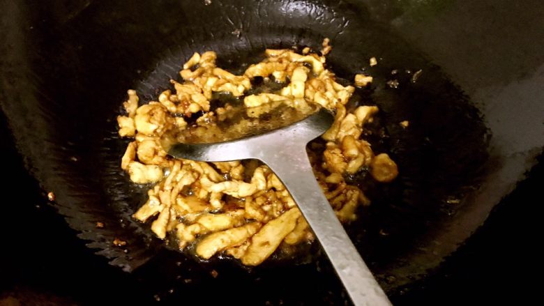 意大利面原来可以这样做,简单、营养、美味,热锅冷油,加入鸡肉炒八九成熟。