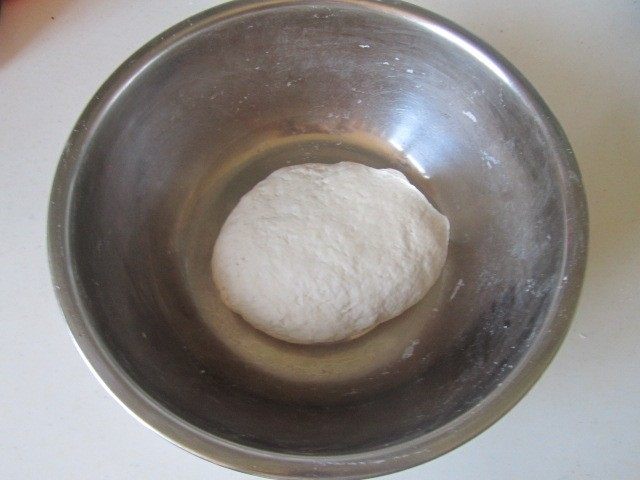 西葫芦肉馅锅贴,揉成稍微硬的面团, 盖上保鲜膜, 饧上三十分钟;