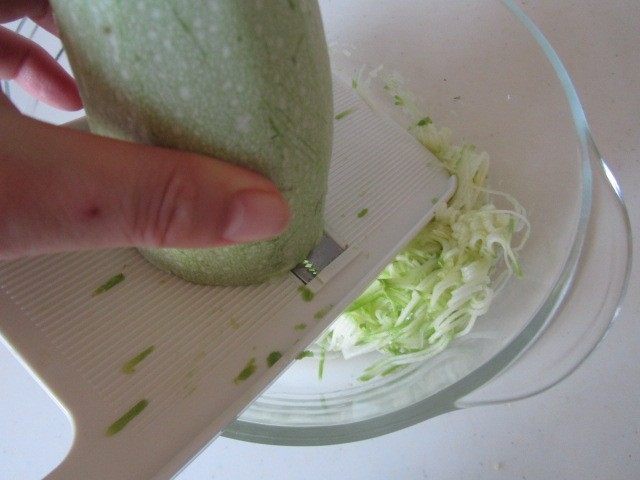 西葫芦肉馅锅贴,顺着一个方向搅拌上劲, 腌制十分钟;