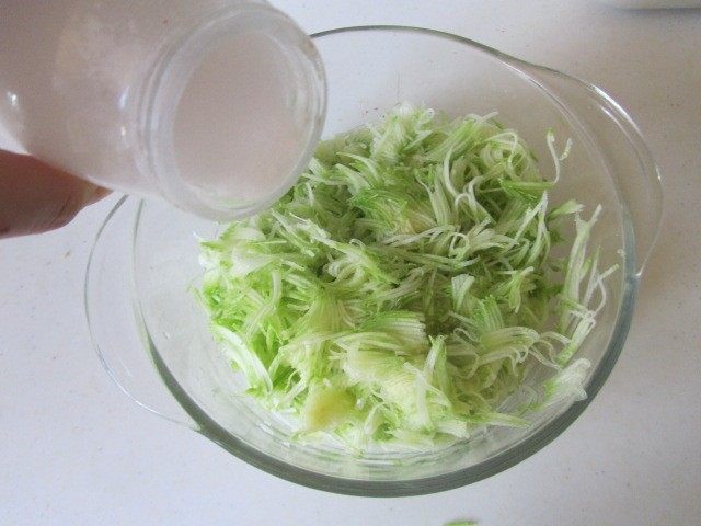 西葫芦肉馅锅贴,加入适量的盐, 腌制一下;