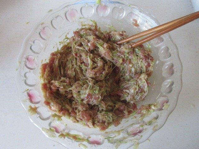 西葫芦肉馅锅贴,再顺着刚才的方向搅拌均匀, 这样馅料就调制好了;