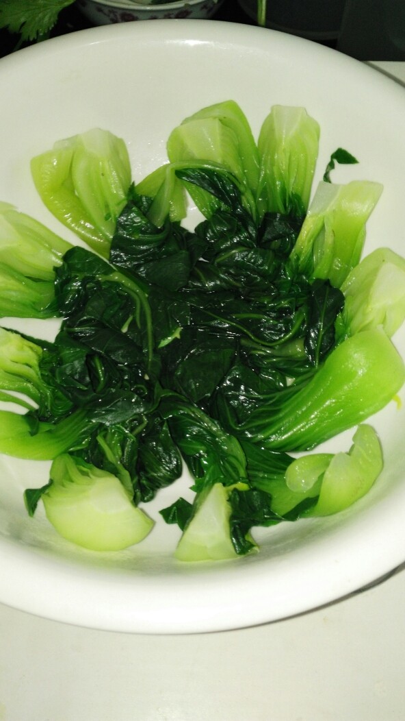 #过桥鲈鱼片#(创建于3/6~2017),焯熟后的油菜,捞起装汤豌。