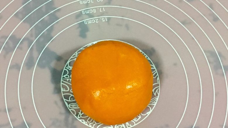 黄金芝士太阳花饼干,把黄金芝士面团拿出,揉圆备用。