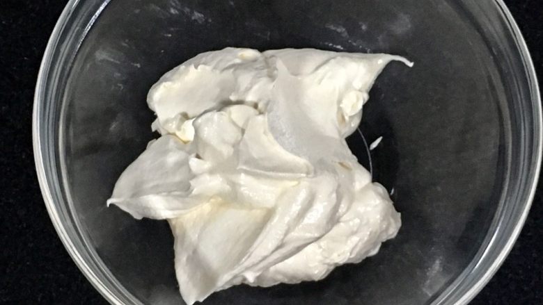 黄金芝士太阳花饼干,现在开始做两种颜色的面团,黄金芝士的和本色的按7:3,所以我弄出来黄油鸡蛋糊91克,准备制作黄金芝士面团。