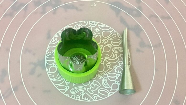 黄金芝士太阳花饼干,准备好和面垫和模具,一朵花型模具,和一个中等大小的裱花嘴,我用的是泡芙嘴。