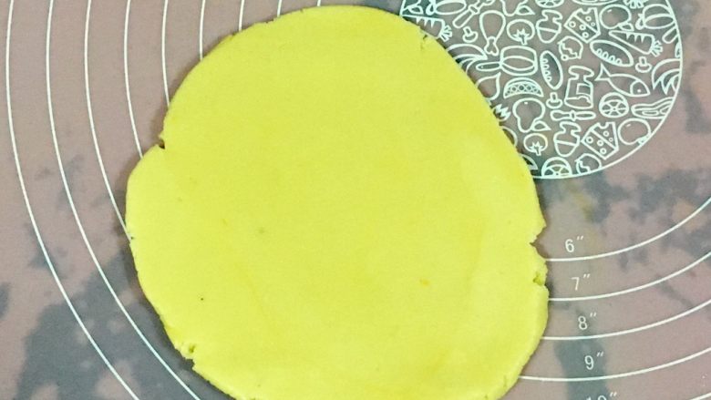 黄金芝士太阳花饼干,擀成面片,厚度略微比花瓣的厚度厚一些。