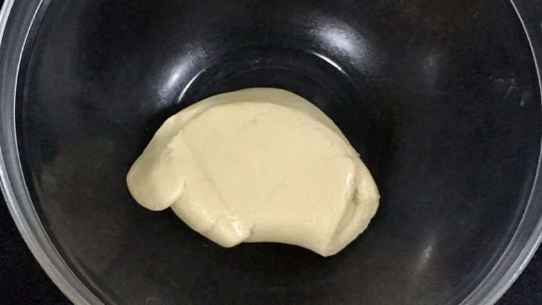 黄金芝士太阳花饼干,和好软硬适中的本色面团后,保鲜膜盖好冷藏半小时。