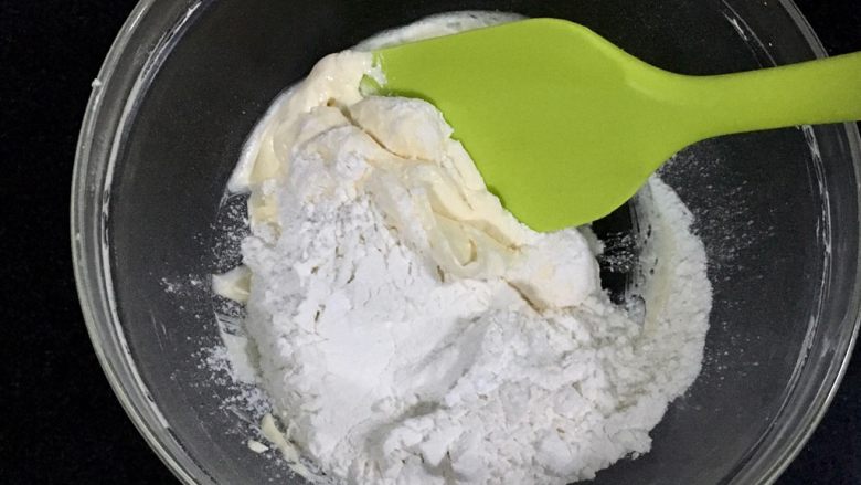 黄金芝士太阳花饼干,余下的黄油鸡蛋糊,筛入低筋面粉40克,无铝泡打粉0.6克,用刮刀翻拌均匀,同样的,如果用的是普通黄油,低筋面粉的量要略微减一些。