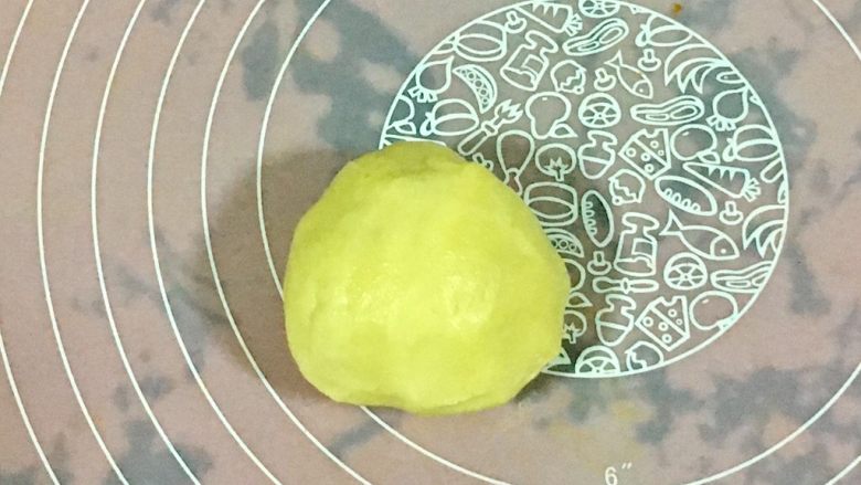 黄金芝士太阳花饼干,拿出来本色面团,揉圆备用。