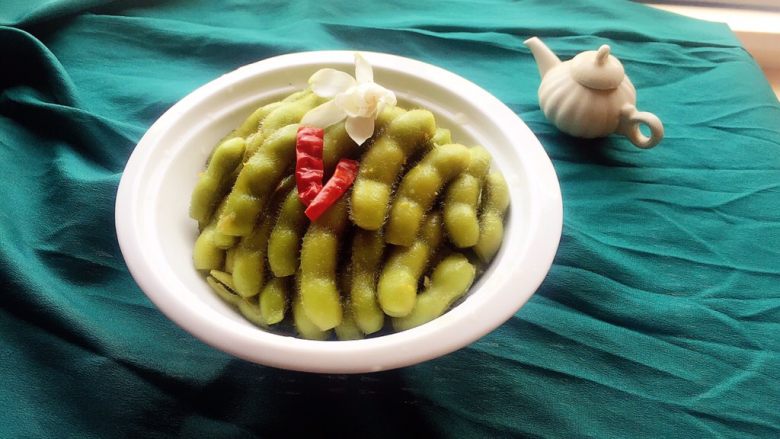 糟卤毛豆,捞出来即食,下酒、喝酒都不错哦。