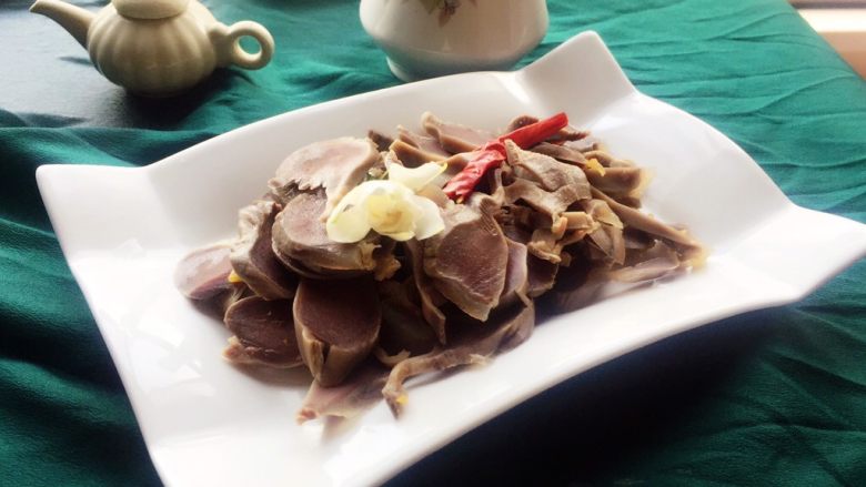 糟卤毛豆,鸭胗也一起出品,一下子两个冷菜就完成了。