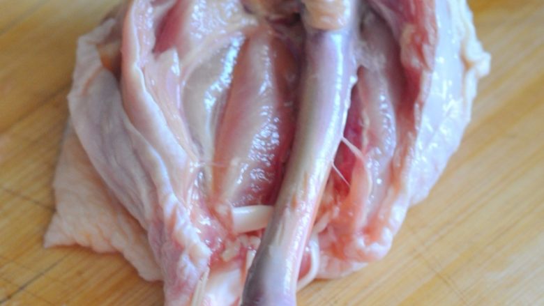 酱香鸡肉饭,然后用厨房剪竖着剪开鸡肉,用刀将肉与骨头的连接切离,鸡肉就可以很干净的去掉骨头了。