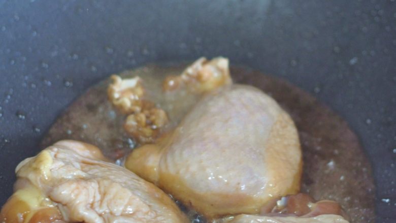 酱香鸡肉饭,锅里倒入油,放入鸡肉,两面煎至变色。