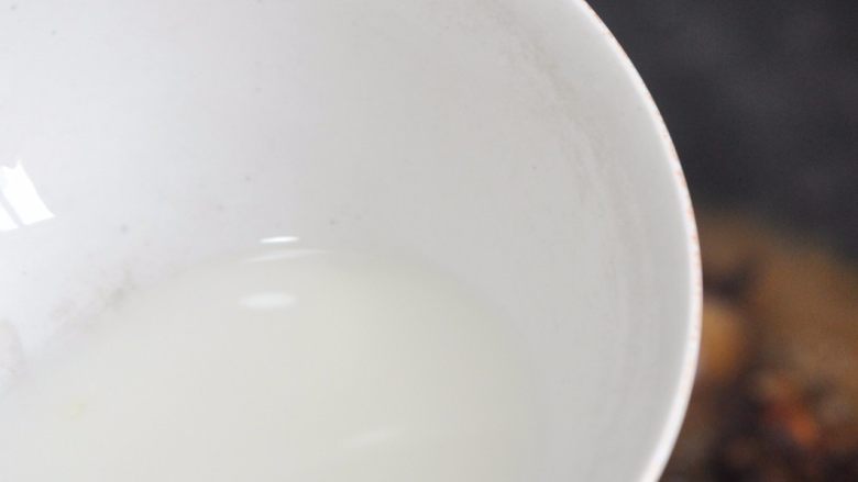 酱香鸡肉饭,最后用水淀粉勾芡一下,让汤汁浓稠。