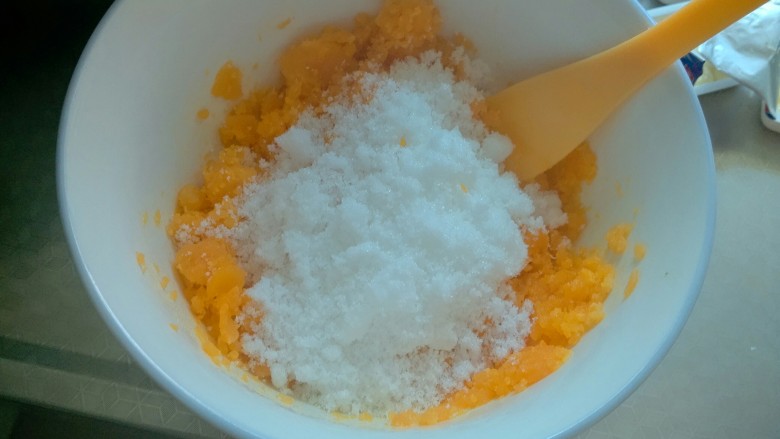 奶黄包,,蛋黄里先入白糖,拌勻,