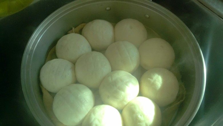 奶黄包,,饧发20分钟,装入蒸锅,