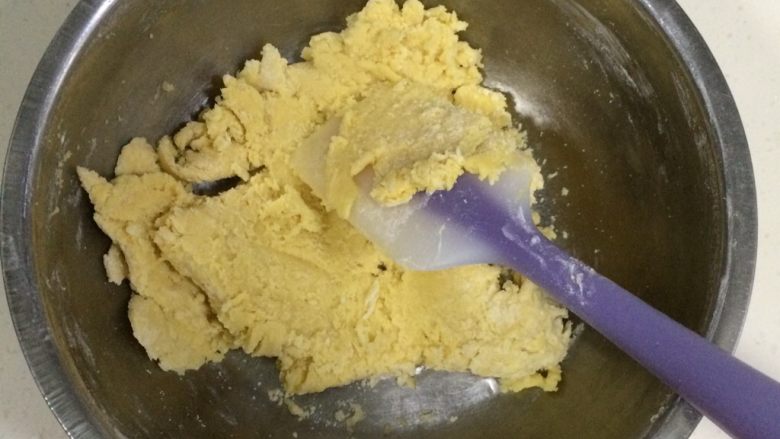 葡萄干奶酥,用刮刀翻拌均匀,无干粉状态即可。
