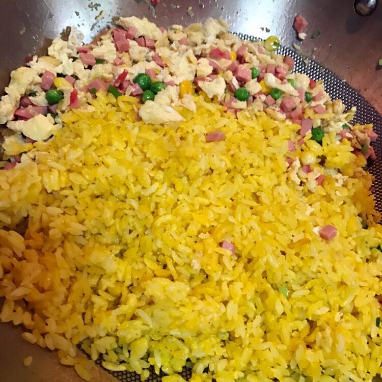 菠萝黄金蛋炒饭,将米饭倒入一起大火翻炒