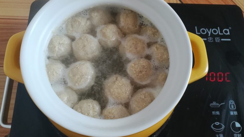 清甜马蹄丸子,丸子煮熟以后会浮到水面上,把浮沫舀掉