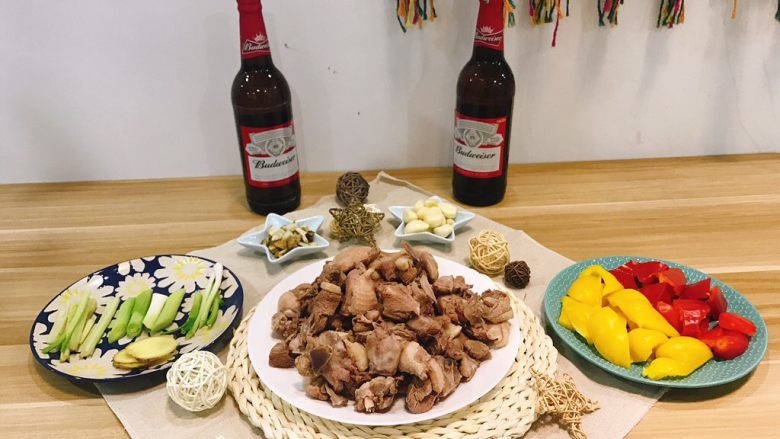 夏日啤酒鸭,备齐所需材料
<a style='color:red;display:inline-block;' href='/shicai/ 3349'>蒜苗</a>切段，<a style='color:red;display:inline-block;' href='/shicai/ 125'>芹菜</a>切段，沙姜拍碎
如图切好配菜