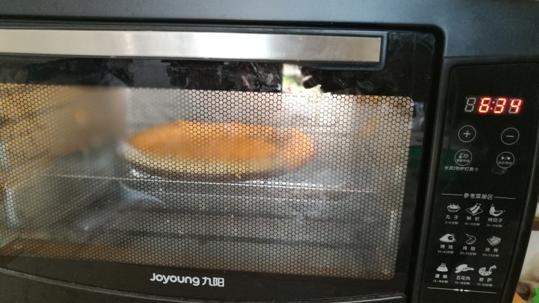 圣女果披萨,放入预热好的烤箱,175度烤7分钟