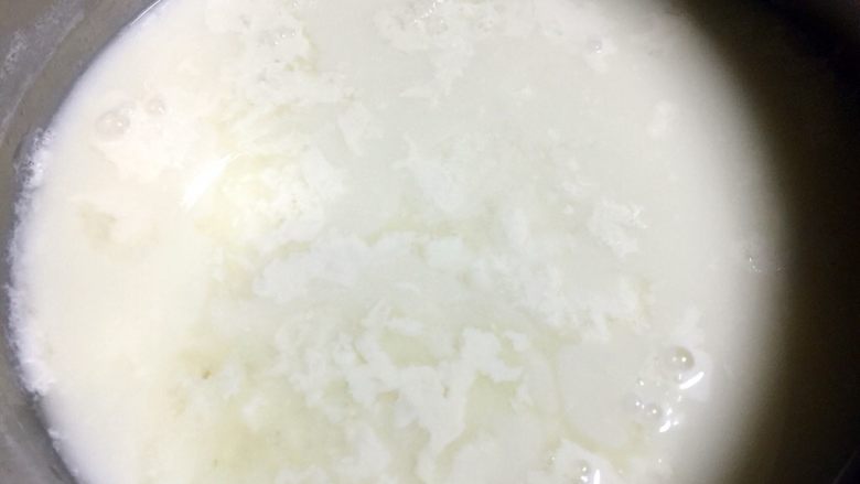 自制白豆干,豆浆出现这样絮状就停止点卤和搅拌(我是把盐卤全部点了进去)点好卤的豆浆静止20分钟
