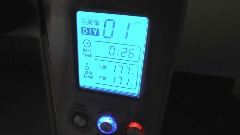 抹茶玛德琳蛋糕,送入烤箱中层。上火177度下火171度烤26分钟(温度仅供参考。每家烤箱温差不一样请根据自家烤箱温差来进行调节)