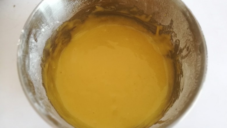 芭比娃娃蛋糕,搅拌至顺滑的蛋黄糊后,静置